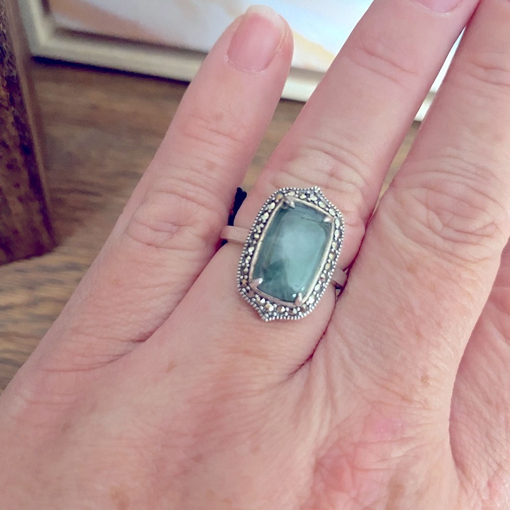 Elegant Silver and Green Gemstone Ring - Picture 2 of 6